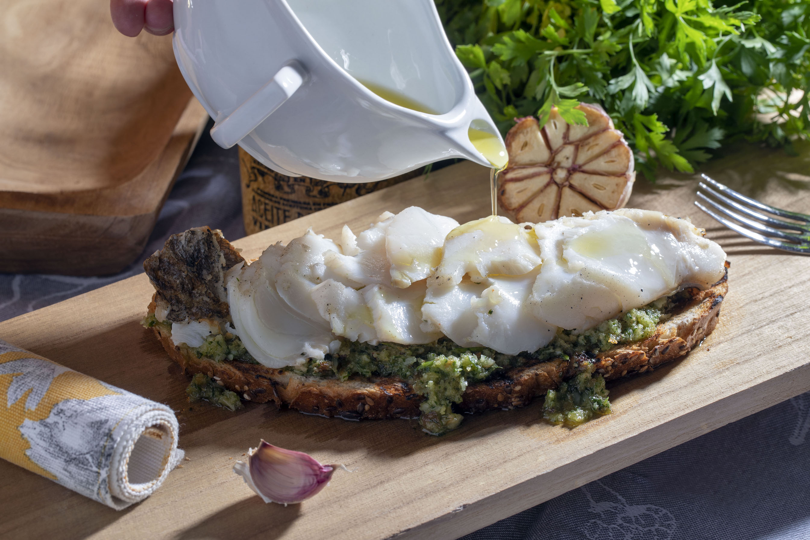 Tosta de bacalao a la brasa y salsa de hierbas
